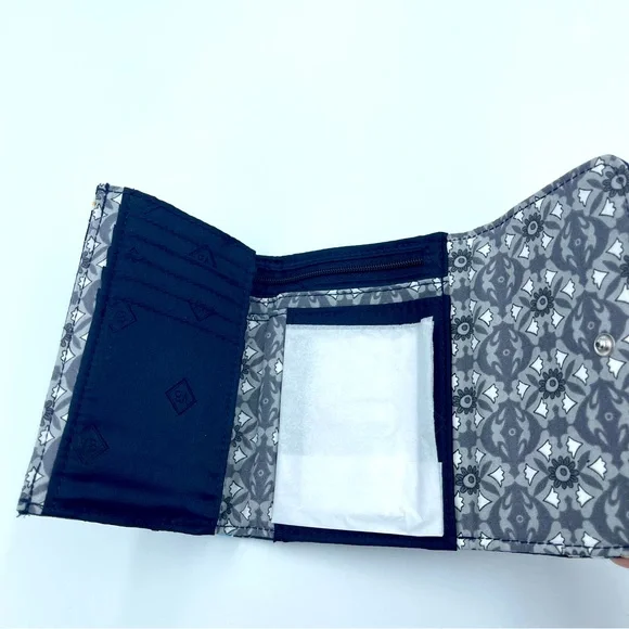 Vera Bradley RFID Riley Compact Wallet in Recycled Cotton Plants NWT - Picture 6 of 10